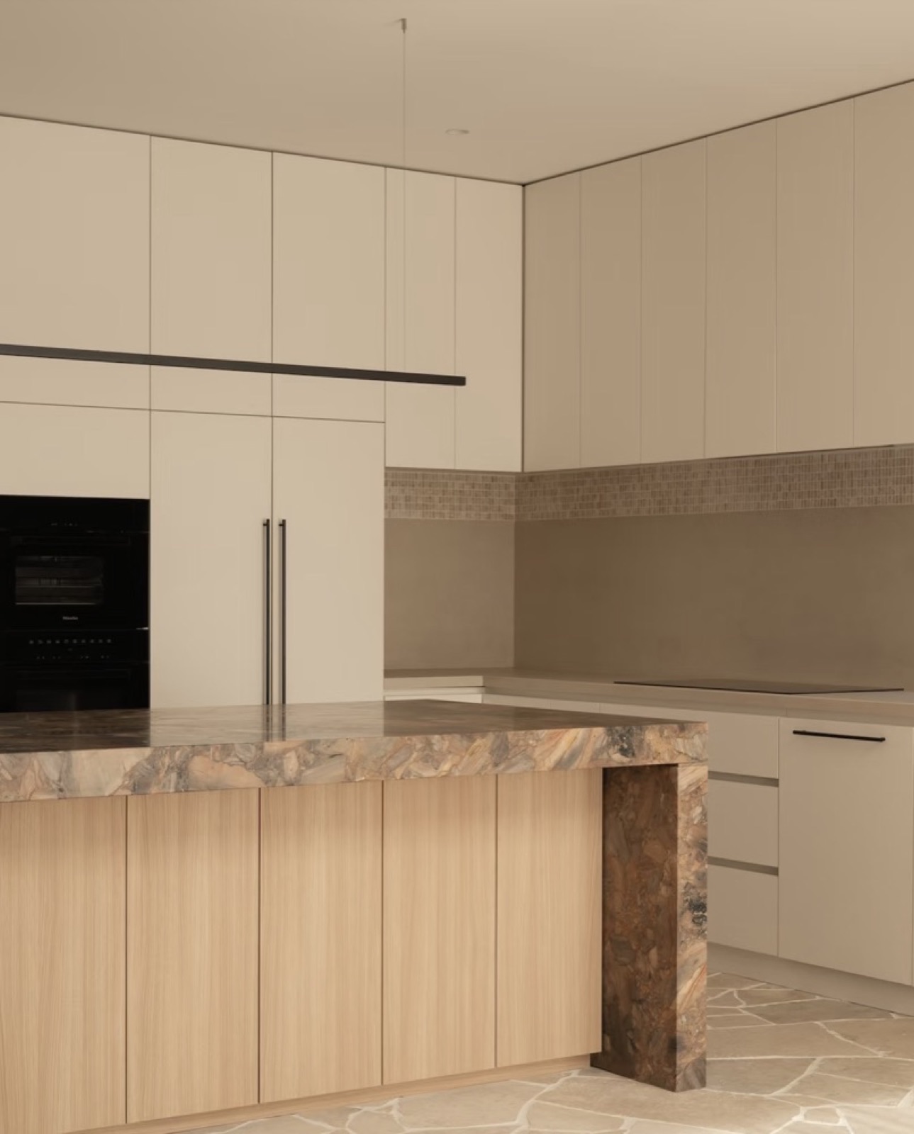 cuisine résidentielle contemporaine, îlot en marbre — ayyur interiors.