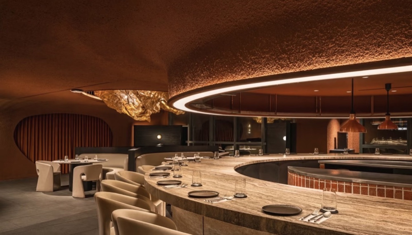 restaurant haut de gamme, comptoir en travertin courbe et plafond terracotta — ayyur interiors.