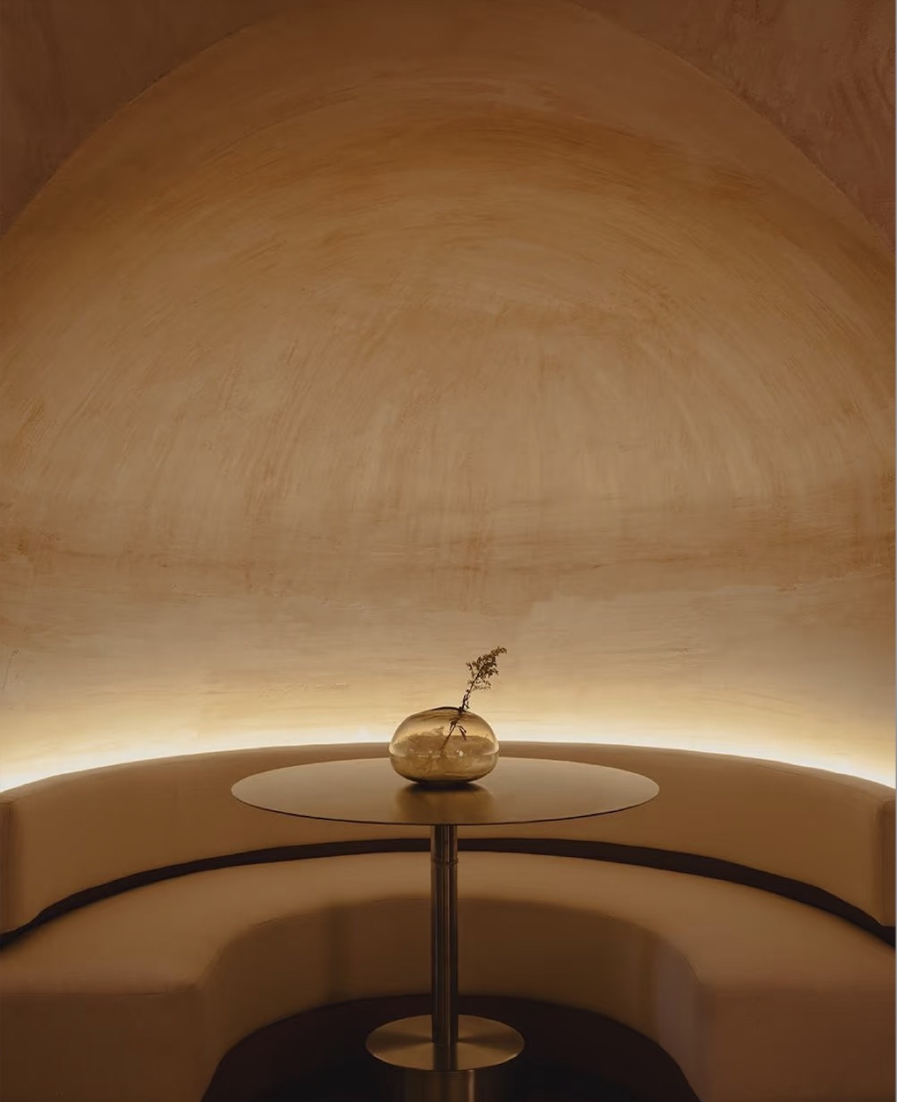 alcôve voûtée, table et détail sculptural — pôle design sur mesure ayyur interiors.