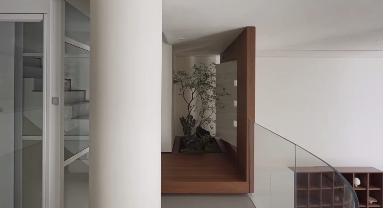 duplex contemporain, nuance bois et blanc — projet résidentiel ayyur interiors.