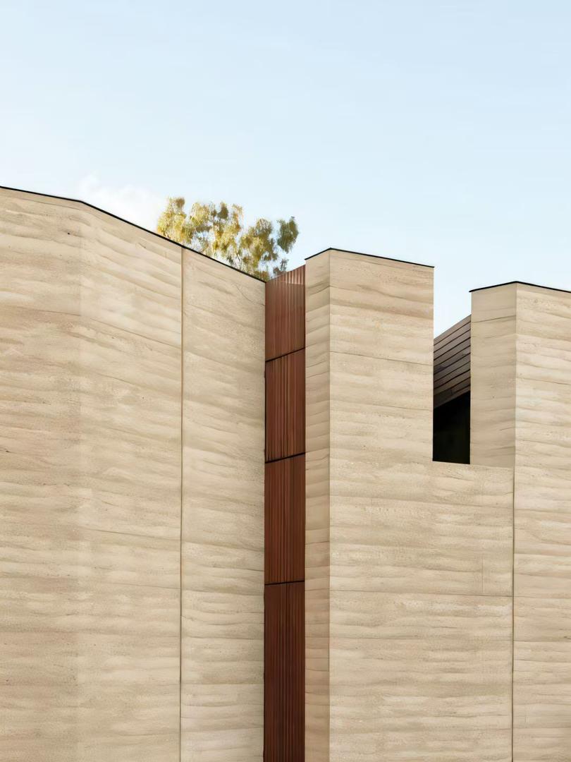 Façade travertin — matières nobles design ayyur interiors.