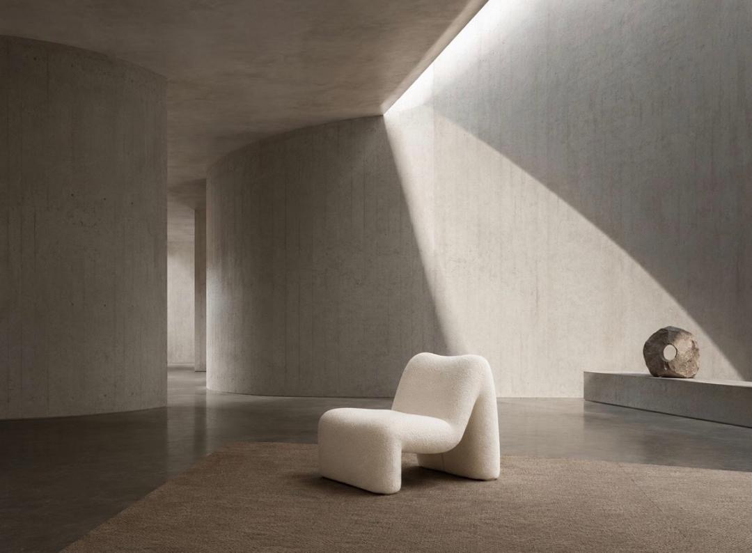Chaise bouclé brutaliste — design haut de gamme ayyur interiors.