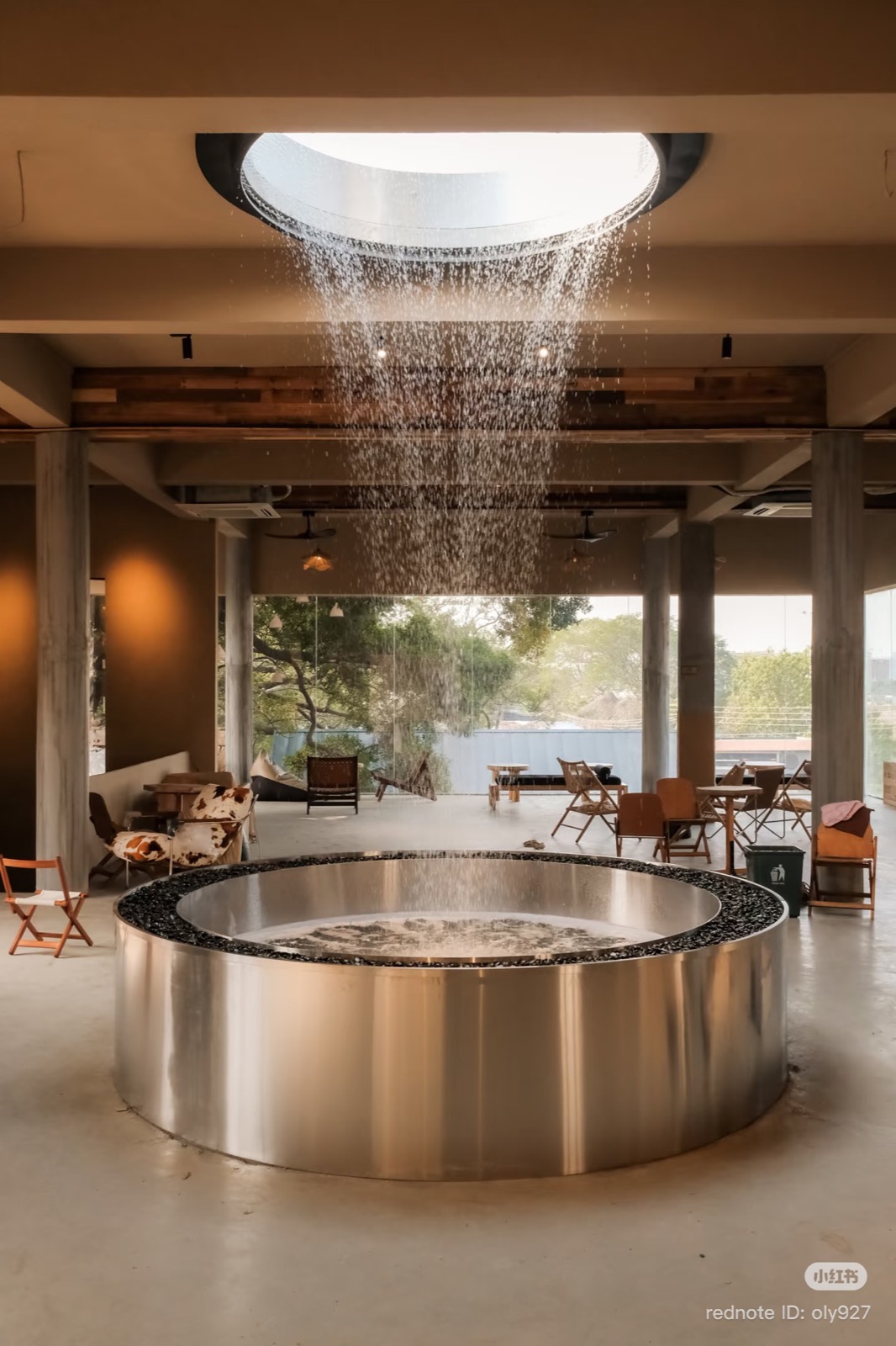 lounge de resort, oculus et pièce d'eau — projet hôtellerie ayyur interiors.