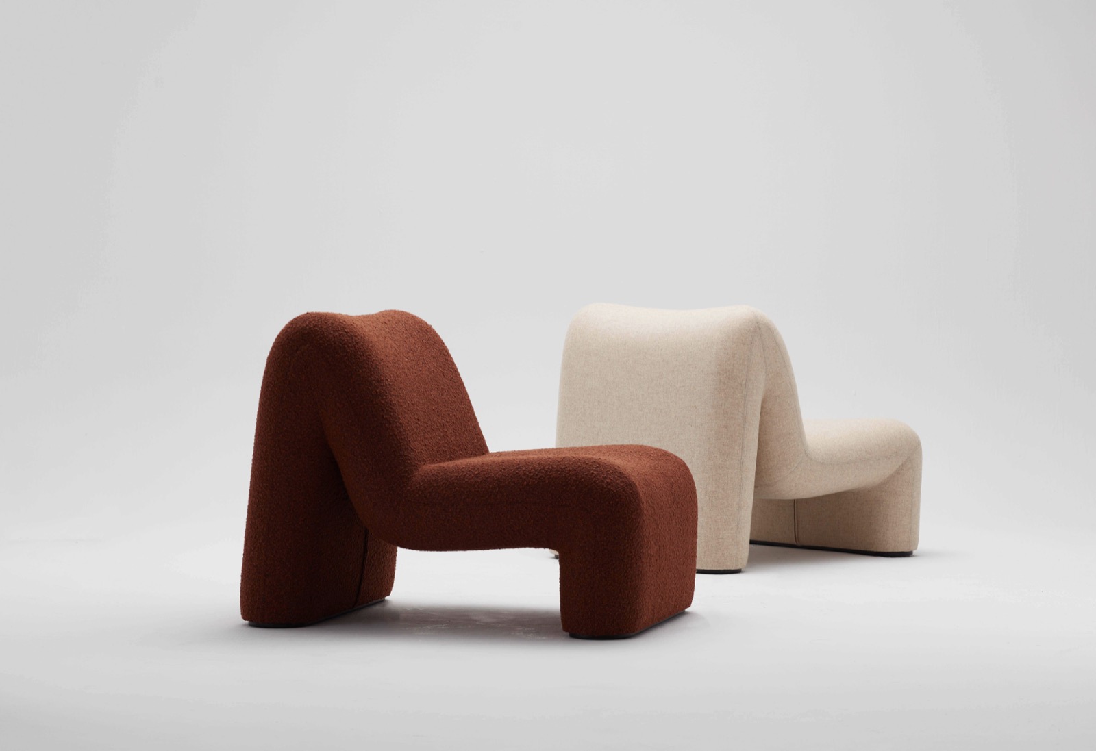 fauteuils bouclés sur mesure, édition couleur — design produit ayyur interiors.