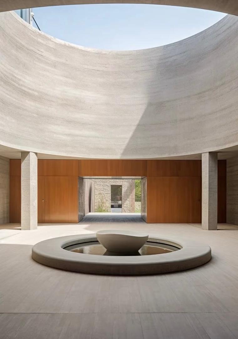 Couloir hôtelier — matières et lumière naturelle. Design sourcing ayyur interiors.