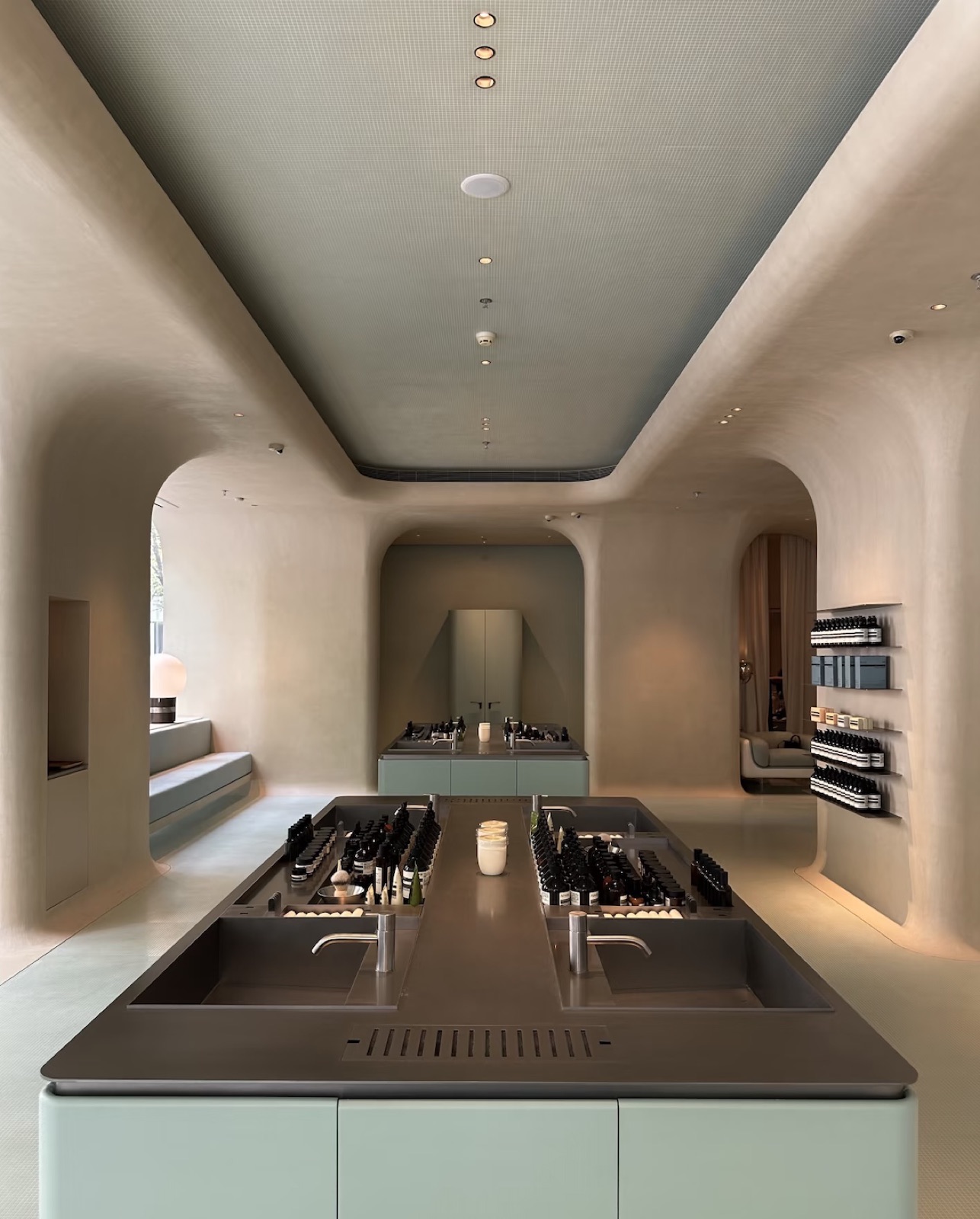 boutique cosmétiques, îlots sur mesure et niches voûtées — projet retail ayyur interiors.