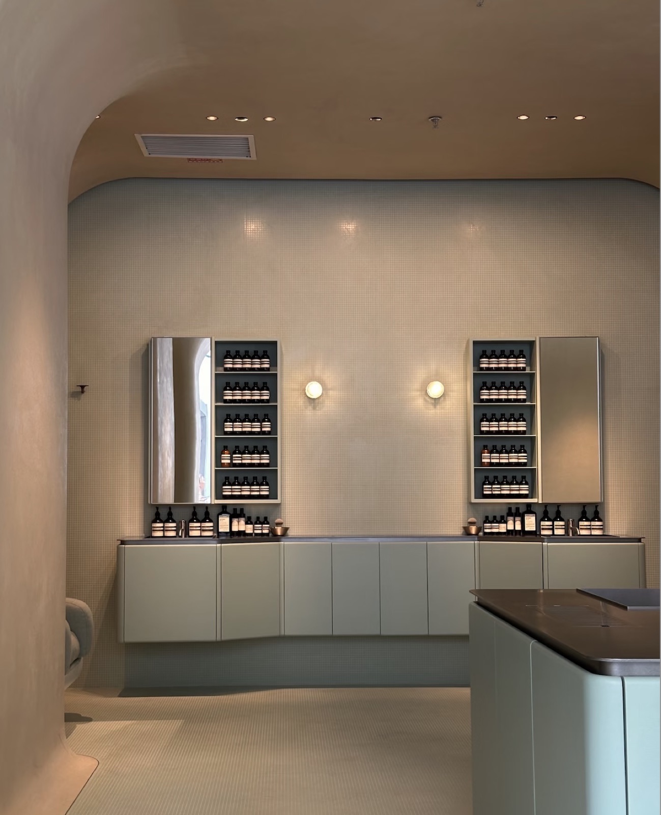 boutique cosmétiques, miroirs et étagères produits — projet retail ayyur interiors.