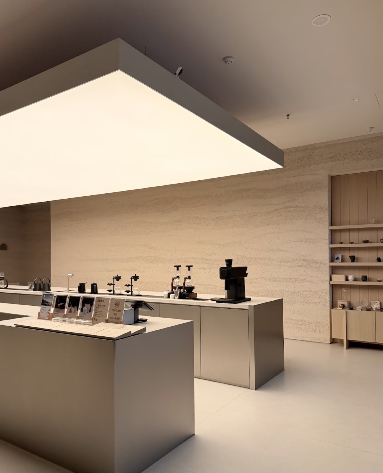 coffee shop, comptoir îlot et puits de lumière — projet hôtellerie ayyur interiors.