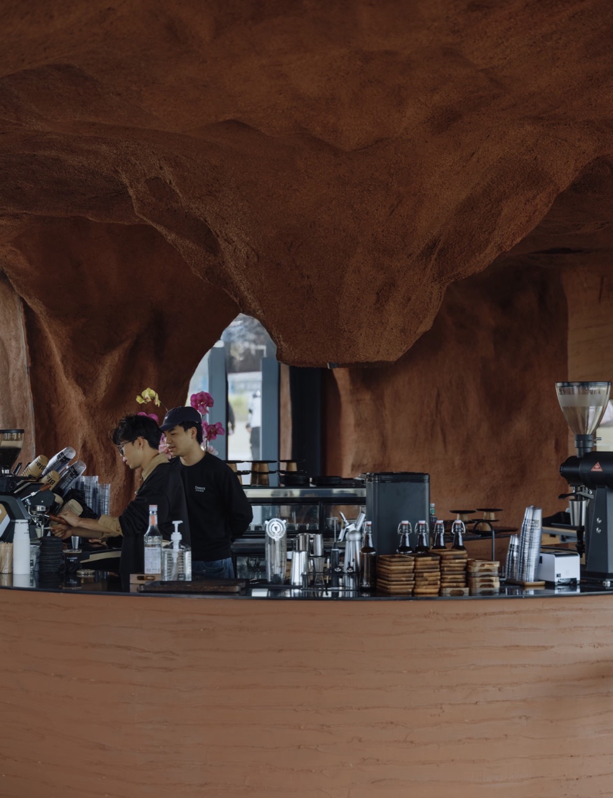 bar café en grotte sculptée terracotta — projet hôtellerie ayyur interiors.