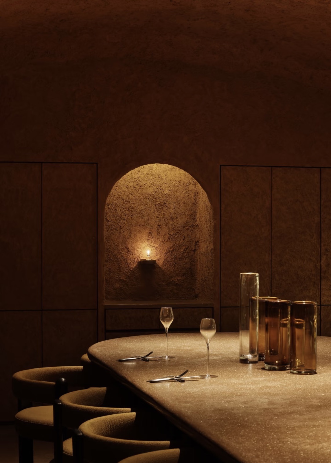salle privée, table terrazzo et niche voûtée terracotta — projet hôtellerie ayyur interiors.