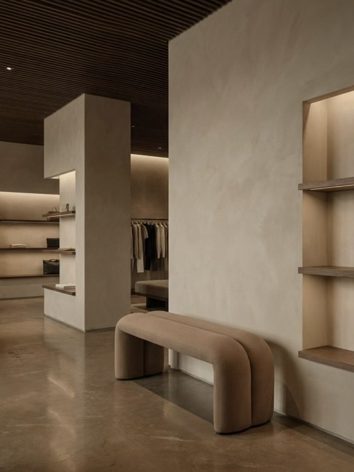 boutique mode, banc bouclé et niches éclairées — projet retail ayyur interiors.