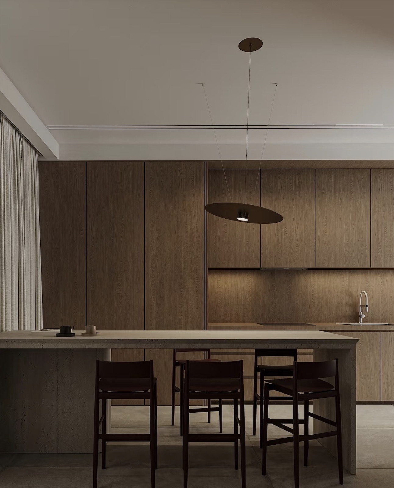 cuisine en bois foncé, îlot travertin et tabourets — projet résidentiel ayyur interiors.
