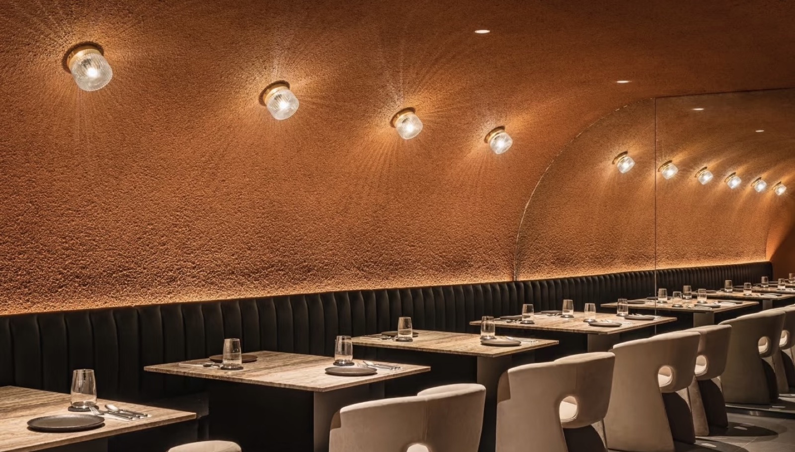 restaurant, banquette et mur texturé terracotta — projet hôtellerie ayyur interiors.