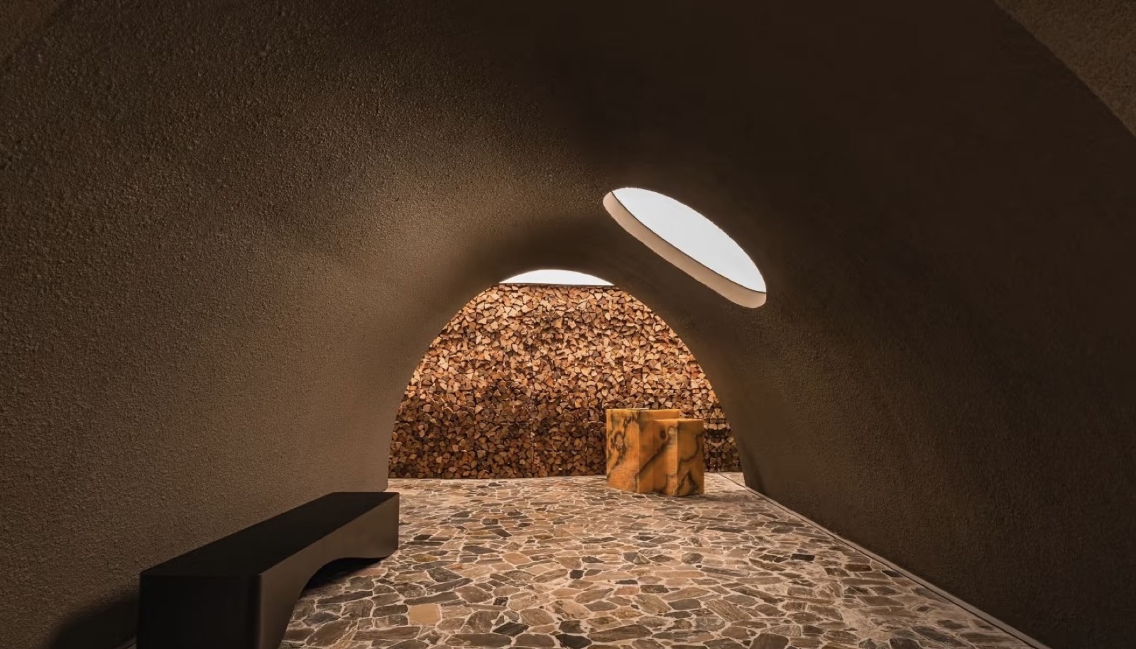 alcôve en terrazzo voûté, oculus zénithal — projet hôtellerie ayyur interiors.