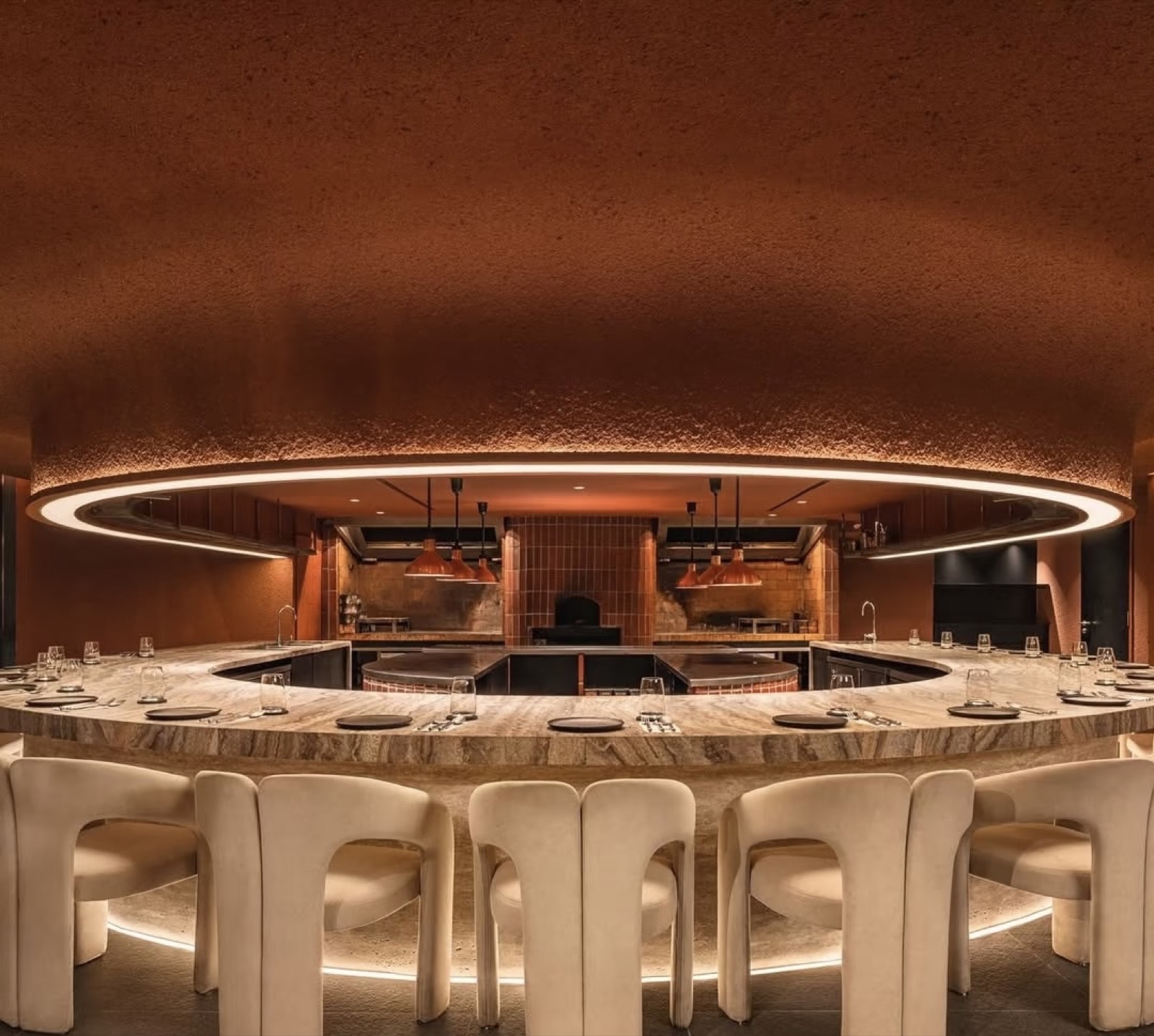 restaurant signature, comptoir circulaire en travertin — projet hôtellerie ayyur interiors.
