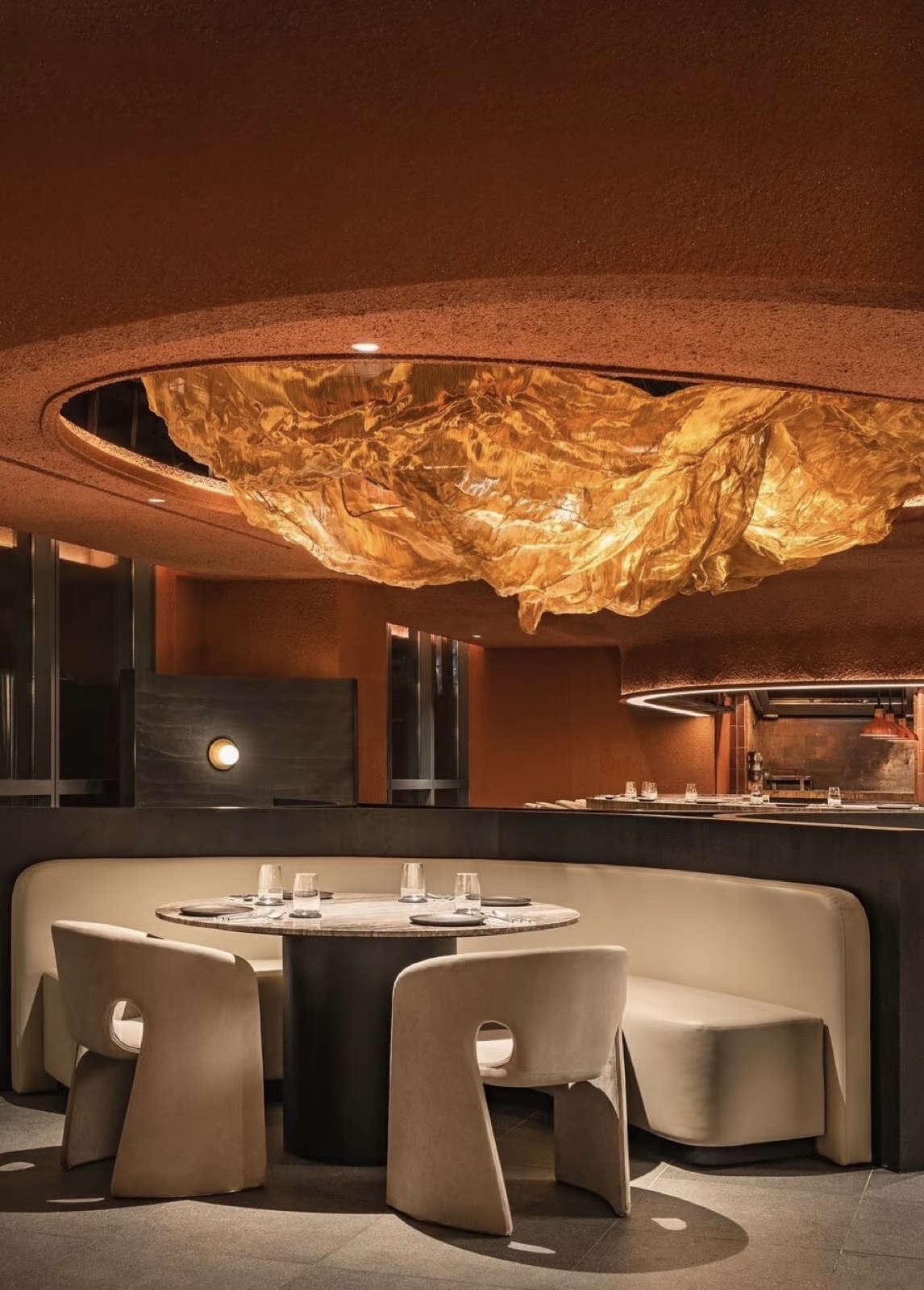 restaurant, banquette et sculpture dorée au plafond — projet hôtellerie ayyur interiors.