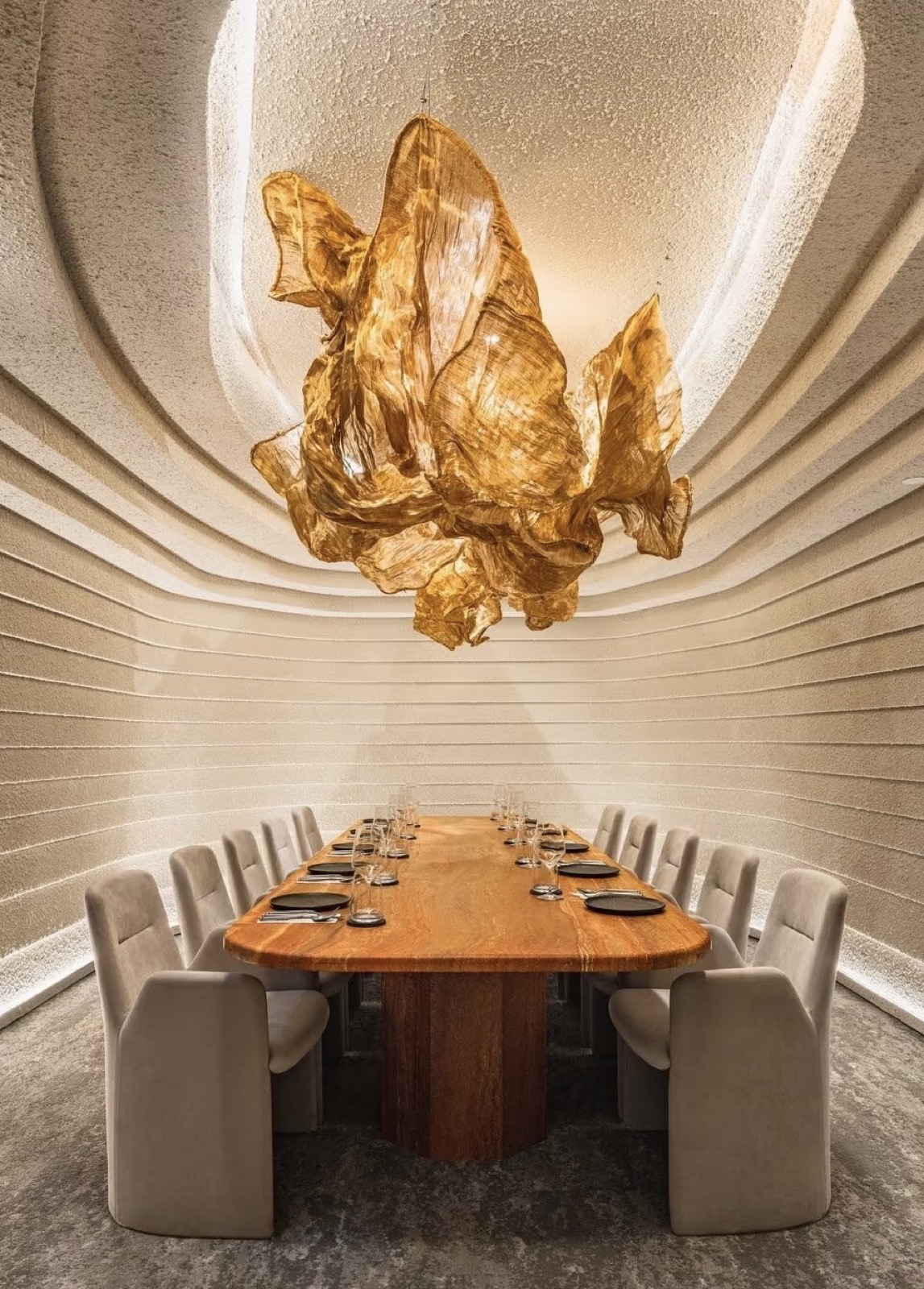 salle privée, table travertin et plafond sculpté — projet hôtellerie ayyur interiors.
