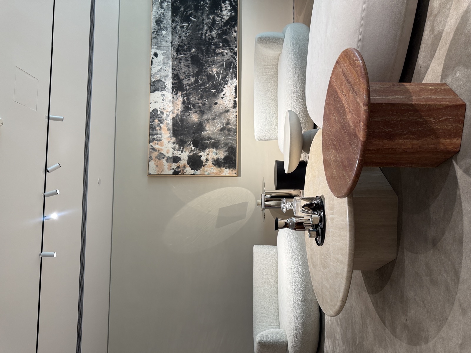 showroom mobilier, tables travertin et fauteuils bouclés — ayyur interiors.