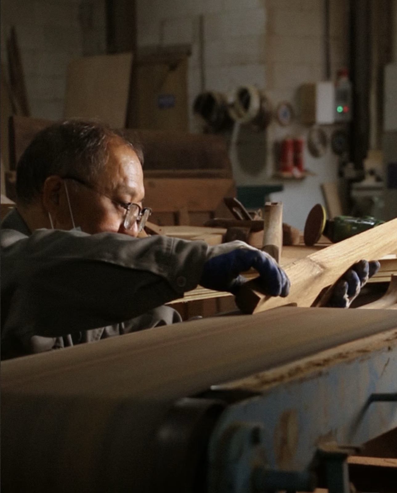 Artisan menuisier en atelier — savoir-faire ayyur interiors.