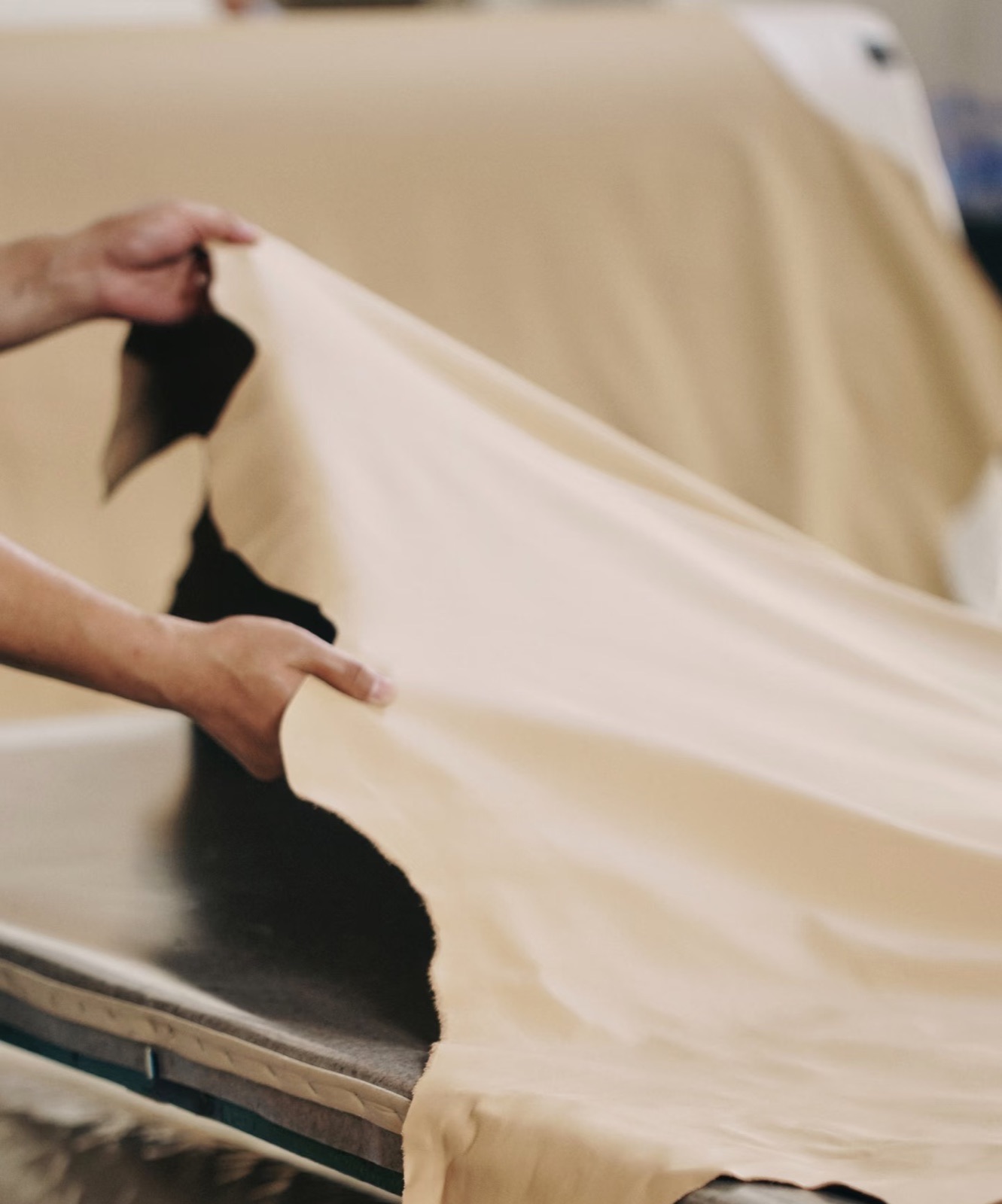 Sourcing en atelier, sélection des matières — ayyur interiors.