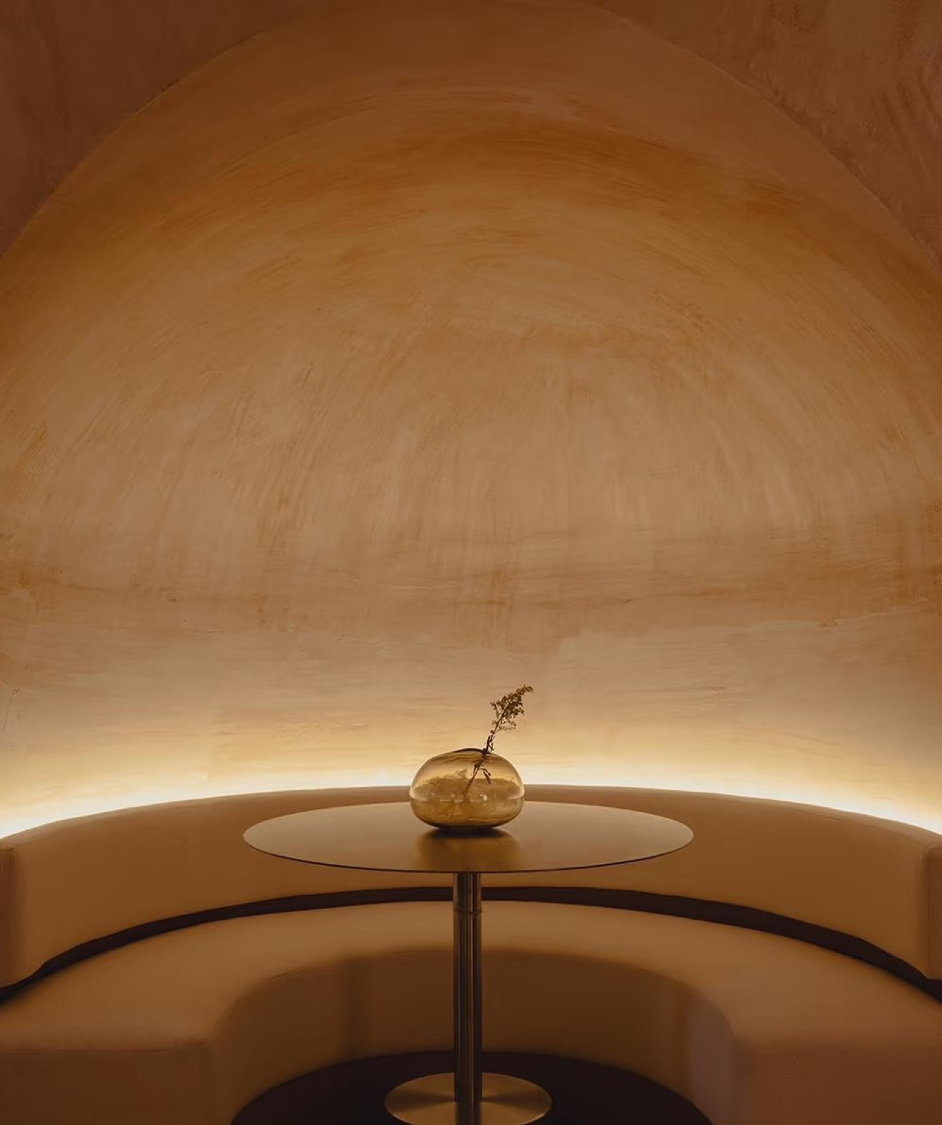 hôtellerie, banquette voûtée — ayyur interiors.